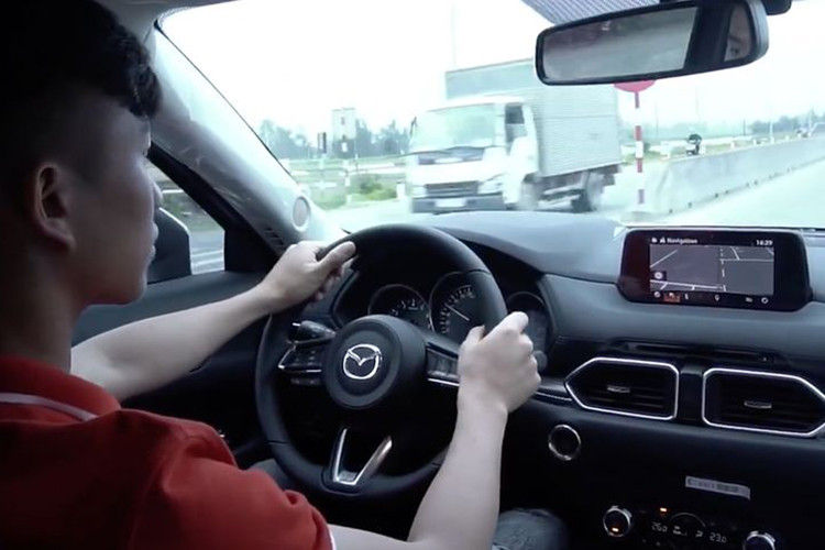 Trang bị đáng chú ý của Mazda CX-5 thế hệ mới là cốp chỉnh điện thông minh, cánh cửa có cảm biến chống kẹt và có khả năng nhớ vị trí góc mở cốp. Bên trong xe sở hữu các chi tiết bọc da màu đen, khoang hành lý rộng với thể tích 505 lít (tăng 5L so với thế hệ trước), với tỷ lệ gập hàng ghế sau dạng 4/2/4 độc đáo.