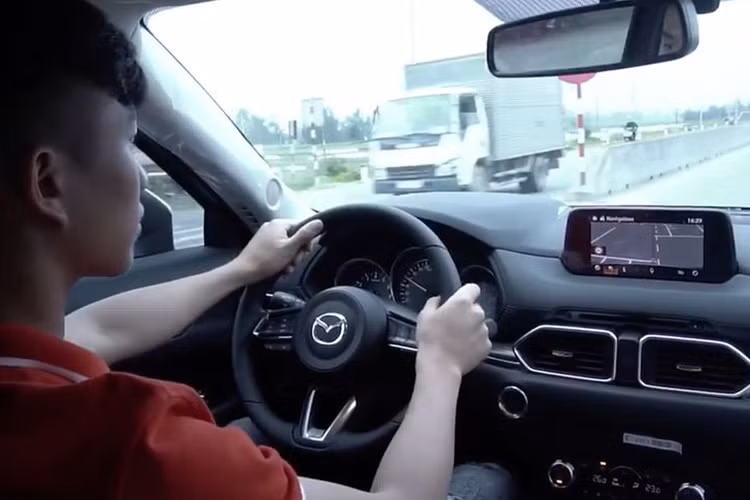 Trang bị đáng chú ý của Mazda CX-5 thế hệ mới là cốp chỉnh điện thông minh, cánh cửa có cảm biến chống kẹt và có khả năng nhớ vị trí góc mở cốp. Bên trong xe sở hữu các chi tiết bọc da màu đen, khoang hành lý rộng với thể tích 505 lít (tăng 5L so với thế hệ trước), với tỷ lệ gập hàng ghế sau dạng 4/2/4 độc đáo.