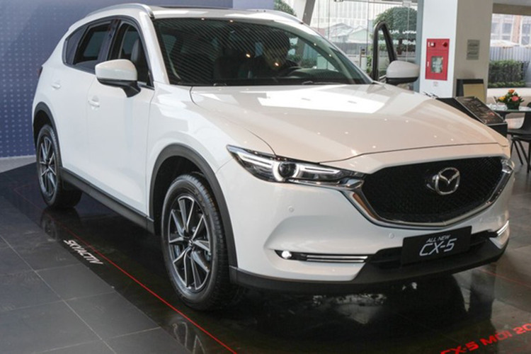 Được biết, Mazda CX-5 mới cũng là chiếc xe hơi đầu tiên mà tiền vệ 22 tuổi của đội tuyển Việt Nam cũng như CLB Sông Lam Nghệ An sở hữu. Theo chia sẻ của anh, xe cũng là món quà để dành tặng cho mẹ và gia đình. Ngay sau khi nhân xe, Văn Đức đã lái chiếc Mazda CX-5 từ showroom về tận nhà để đón mẹ đi dạo một vòng.