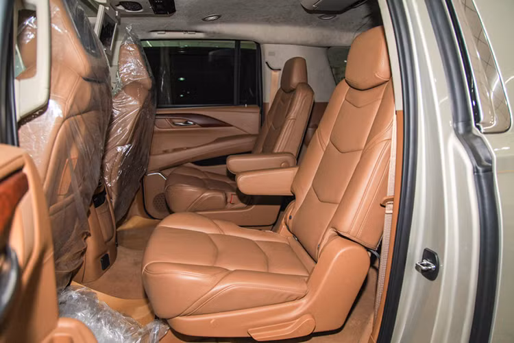 Xe được trang bị động cơ V8 6.2l EcoTec3 cực mạnh mẽ với công suất lên tới 420 mã lực và mô-men xoắn cực đại 623 Nm, đi kèm hệ dẫn động 4 bánh và hộp số tự động 8 cấp. Mức tiêu thụ nhiên liệu theo công bố là 16L/100km. Tại Mỹ, phiên bản tiêu chuẩn có giá từ 73.000 USD, bản trục cơ sở kéo dài từ 76.000 USD, riêng bản cao cấp ESV Platinum như chiếc nhập về Việt Nam có giá 92.200 USD.