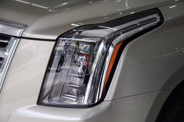 Trên phiên bản Escalade ESV Platinum cao cấp nhất này, xe vẫn sở hữu thiết kế truyền thống của thương hiệu nhà Cadillac nhưng hiện đại và hấp dẫn hơn nhờ có những mảng thân xe góc cạnh cùng các chi tiết như dàn đèn pha LED đặt dọc ở phía đầu và đuôi xe.