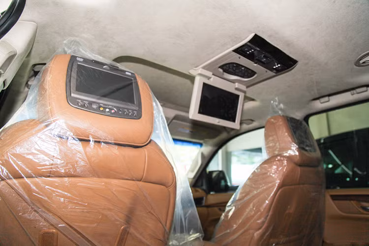 Hàng ghế thứ hai thiết kế khá thoải mái và cũng không thiếu thốn tiện nghi với điều hòa độc lập, 2 màn hình giải trí 7 inch nằm sau tựa đầu ghế trước cùng một màn hình 9 inch gắn âm trần. Hệ thống sạc thiết bị di động không dây cũng được tích hợp trên mẫu SUV cỡ lớn hạng sang này.