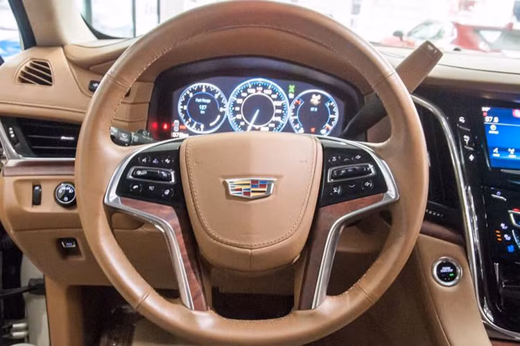 Bảng đồng hố tốc độ trên Escalade ESV 2015 là một màn hình 12,3" cho phép lựa chọn 4 chủ đề hiển thị khác nhau. Để hạn chế tái xế mất tập trung khi lái xe, Cadillac trang bị cho Escalade ESV tính năng hiển thị thông tin trên kính lái HUD (Head Unit Display). Vô lăng của xe được bọc da và ốp gỗ khá sang trọng, đi kèm các nút bấm đa phương tiện.