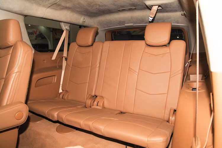 Các tính năng an toàn cho xe gồm; 10 túi khí an toàn (túi khí hàng ghế trước, túi khí rèm); hệ thống chống bó cứng phanh ABS, phân phối lực phanh điện tử EBD, hỗ trợ lực phanh khẩn cấp BAS, cân bằng điện tử ESC... nổi bật là ghế tài xế có khả năng rung theo hướng tiềm ẩn nguy hiểm (Safety Alert Seat) để cảnh báo cho người người lái.