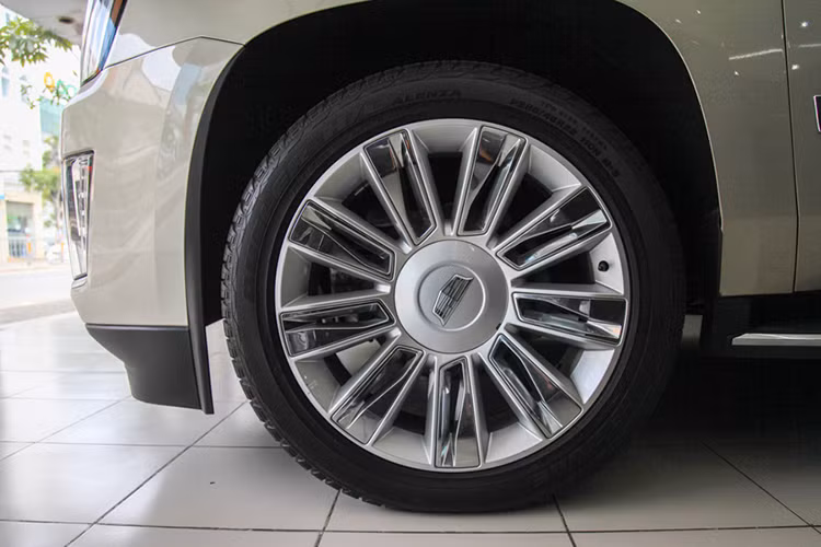 Xe sở hữu mâm hợp kim đa chấu lích thước 24 inch giúp dáng xe dài đột biến thêm phần khỏe khoắn. Nếu bạn nghĩ bộ mâm lớn đi kèm với lốp thành mỏng sẽ ảnh hưởng đáng kể đến độ êm ái thì Cadillac đã chu đáo trang bị cho Escalade ESV hệ thống treo từ tính giúp cải thiện đáng kể trải nghiệm thoải mái cho người ngồi trên xe.