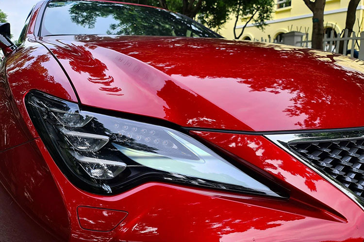 Đèn xe của Lexus RC 300 2020 thế hệ mới được tích hợp tính năng điều chỉnh góc chiếu và bật/tắt tự động với cảm biến. Bên sườn xe, RC 300 mới sở hữu bộ mâm 5 chấu kép hợp kim nhôm kích thước 18 inch kết hợp với bộ lốp 235/45R18.