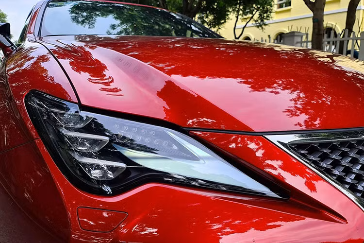 Đèn xe của Lexus RC 300 2020 thế hệ mới được tích hợp tính năng điều chỉnh góc chiếu và bật/tắt tự động với cảm biến. Bên sườn xe, RC 300 mới sở hữu bộ mâm 5 chấu kép hợp kim nhôm kích thước 18 inch kết hợp với bộ lốp 235/45R18.