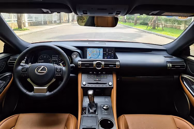 Nội thất bên trong xe phát huy những điểm mạnh vốn có của các mẫu xe mang thương hiệu Lexus. Tuy nhiên chất thể thao được thể hiện rõ nét hơn trên RC 300. Phần lòng ghế được làm lõm xuống, giúp người ngồi có cảm giác thấp hơn, áp sát với mặt sàn tạo nên cảm nhận như đang lướt trên mặt đất. Trung tâm là một màn hình giải trí kích thước 10,3 inch tích hợp bản đồ Việt Nam và nhiều tính năng giải trí hiện đại.
