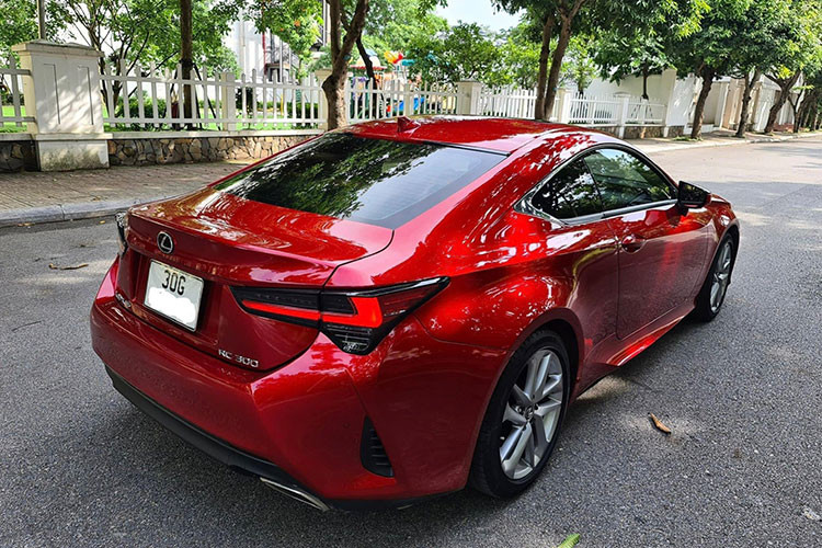Lexus RC 300 sử dụng động cơ xăng Turbo 2.0L ứng dụng công nghệ phun xăng trực tiếp 4 kỳ, đi kèm hộp số tự động 8 cấp, sản sinh công suất tối đa 241 mã lực tại 5.800 vòng/phút và mô men xoắn cực đại 350 Nm tại 1.650 - 4.400 vòng/phút, kết hợp mượt mà với hộp số tự động 8 cấp. 