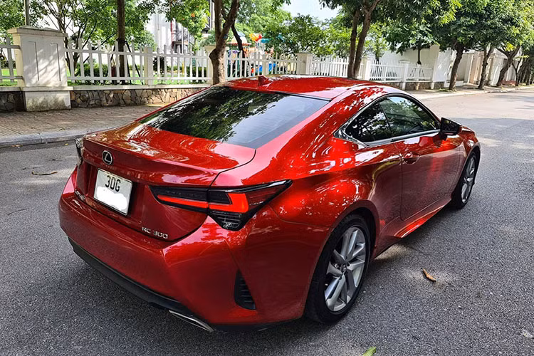 Lexus RC 300 sử dụng động cơ xăng Turbo 2.0L ứng dụng công nghệ phun xăng trực tiếp 4 kỳ, đi kèm hộp số tự động 8 cấp, sản sinh công suất tối đa 241 mã lực tại 5.800 vòng/phút và mô men xoắn cực đại 350 Nm tại 1.650 - 4.400 vòng/phút, kết hợp mượt mà với hộp số tự động 8 cấp. 