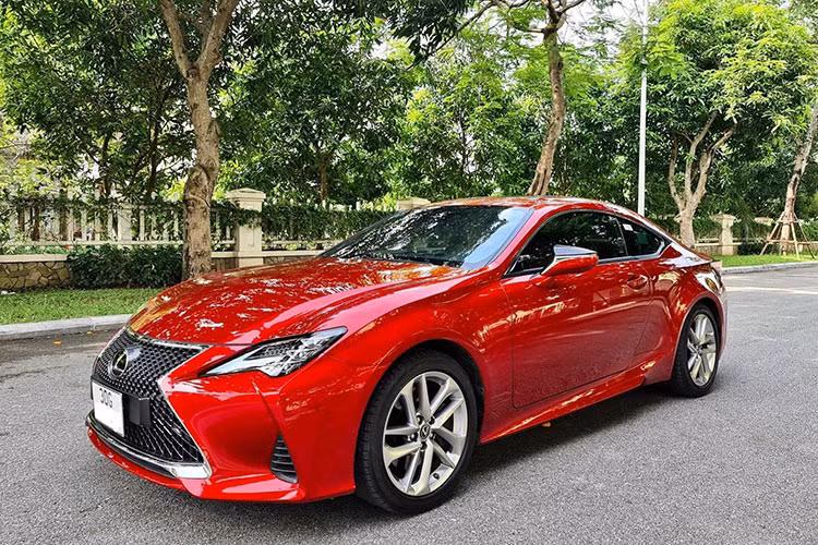  Lexus RC 300 tại Việt Nam được xem là mẫu xe không dành cho số đông mà phù hợp với khách hàng tìm kiếm sự khác biệt và trẻ trung cao cấp. Mới đây, một người dùng đã chào bán chiếc Lexus RC 300 đời 2020 chỉ mới lăn bánh khoảng 4000km với ngoại thất nguyên bản còn như mới.