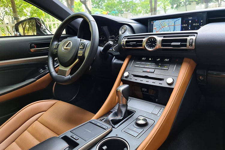 Dàn âm thanh được sử dụng trên mẫu xe này gồm 17 loa hiệu Mark Levinson quen thuộc trên những chiếc Lexus mang lại âm thanh sống động và cực kì hấp dẫn. Với thiết kế 2 + 2, phía sau của Lexus có thêm 2 vị trí ngồi phù hợp cho trẻ em hoặc để đồ.