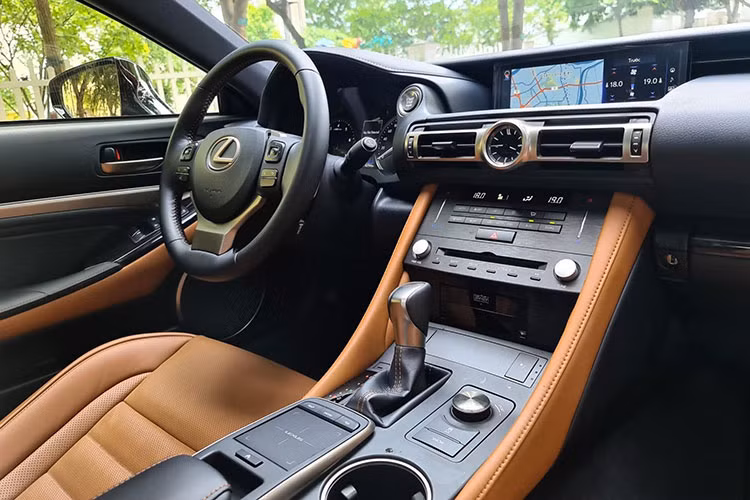 Dàn âm thanh được sử dụng trên mẫu xe này gồm 17 loa hiệu Mark Levinson quen thuộc trên những chiếc Lexus mang lại âm thanh sống động và cực kì hấp dẫn. Với thiết kế 2 + 2, phía sau của Lexus có thêm 2 vị trí ngồi phù hợp cho trẻ em hoặc để đồ.