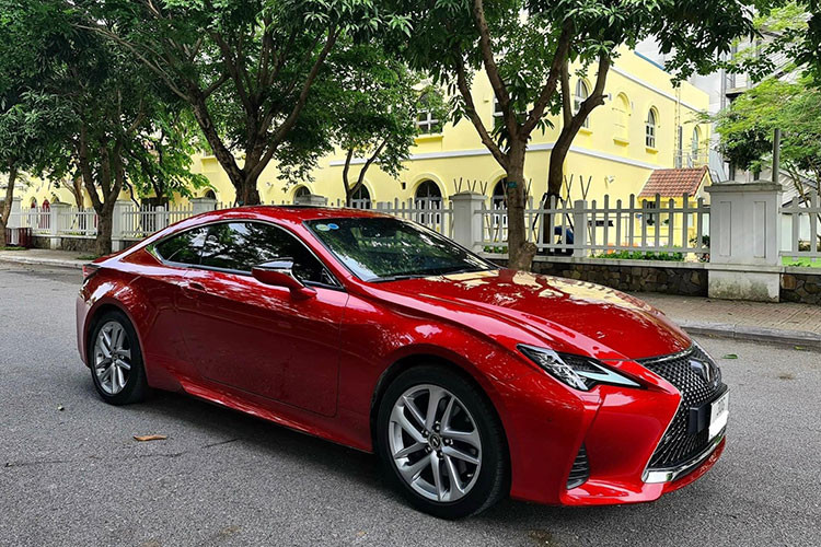 Giá xe Lexus RC 300 chính hãng tại Việt Nam bán ra khoảng từ 3,27 - 3,3 tỷ đồng. Chiếc xe tropng bài viết là bản "chạy lướt" đang được chào bán hơn 2,9 tỷ đồng tại Hà Nội. Đây không chỉ là xe thể thao đơn thuần mà đây còn là chiếc coupe sang trọng và cao cấp, vừa mang đến sự thoải mái cho người dùng vừa thể hiện chất chơi cho người cầm lái.