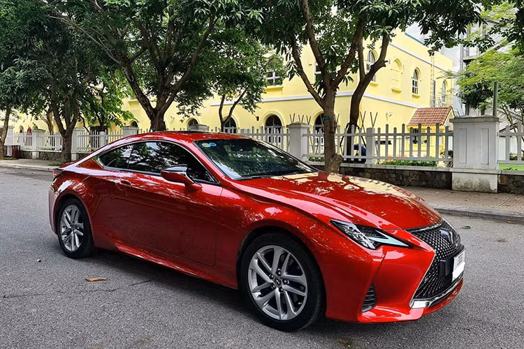 Giá xe Lexus RC 300 chính hãng tại Việt Nam bán ra khoảng từ 3,27 - 3,3 tỷ đồng. Chiếc xe tropng bài viết là bản "chạy lướt" đang được chào bán hơn 2,9 tỷ đồng tại Hà Nội. Đây không chỉ là xe thể thao đơn thuần mà đây còn là chiếc coupe sang trọng và cao cấp, vừa mang đến sự thoải mái cho người dùng vừa thể hiện chất chơi cho người cầm lái.