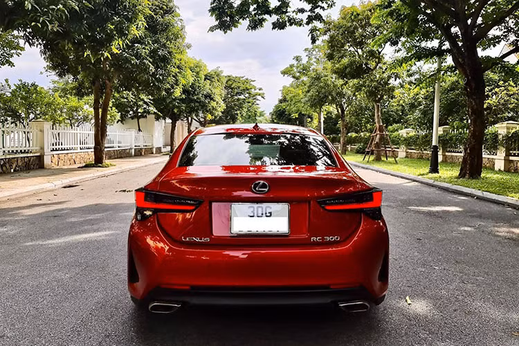 Phần đuôi, mẫu xe sang Lexus RC 300 2020 mới cũng sử dụng đèn phanh LED với thiết kế góc cạnh, bên ngoài cùng là khe gió khí động học. Trong khi đó, cản sau xe bằng nhựa đen tích hợp ống xả mạ crom 2 bên cân đối, camera/cảm biến lùi là những trang bị tiêu chuẩn không thể thiếu của xe hơi hiện nay.