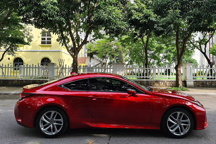 Về thiết kế, Lexus RC 300 2020 mới mang đến diện mạo trẻ trung với điểm nhấn dáng xe coupe 2 cửa. Mẫu xe này có kích thước tổng thể "3 vòng" chiều Dài x Rộng x Cao tương ứng là 4.700 x 1.840 x 1.395 (mm), chiều dài trục cơ sở đạt 2.730 mm, khoảng sáng gầm xe 130 mm. So với "người tiền nhiệm" Lexus RC 200t trước, RC300 dài hơn 5 mm giúp dáng xe được cải thiện đôi chút.