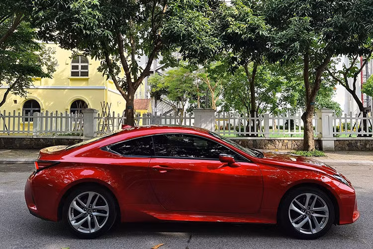 Về thiết kế, Lexus RC 300 2020 mới mang đến diện mạo trẻ trung với điểm nhấn dáng xe coupe 2 cửa. Mẫu xe này có kích thước tổng thể "3 vòng" chiều Dài x Rộng x Cao tương ứng là 4.700 x 1.840 x 1.395 (mm), chiều dài trục cơ sở đạt 2.730 mm, khoảng sáng gầm xe 130 mm. So với "người tiền nhiệm" Lexus RC 200t trước, RC300 dài hơn 5 mm giúp dáng xe được cải thiện đôi chút.