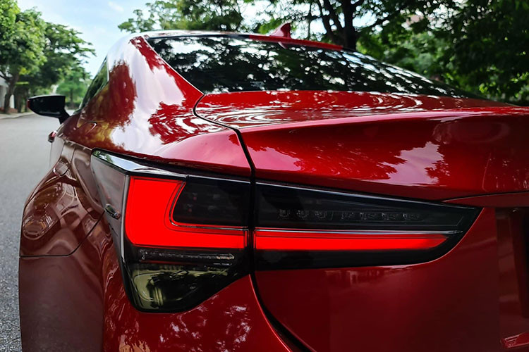 Gương chiếu hậu xe mang thiết kế quen thuộc của Lexus khi kết hợp sơn đen thể thao, mạ crom sang trọng cùng màu ngoại thất xe kết hợp dải đèn xi-nhan dạng LED. Hãng xe Nhật Bản trang bị hàng loạt tính năng trên gương xe như chỉnh điện, tự động gập, nhớ vị trí, sấy gương và tự động điều chỉnh khi lùi.
