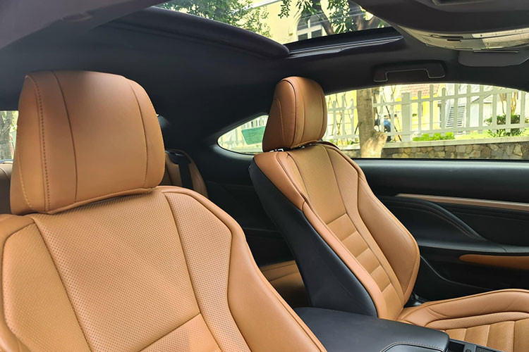 Trang bị an toàn gồm hệ thống dẫn đường tích hợp bản đồ Việt Nam, hệ thống cảnh báo điểm mù BSM, hệ thống cảnh báo phương tiện cắt ngang phía sau RCTA, hệ thống cảnh báo áp suất lốp TPMS và 8 túi khí.