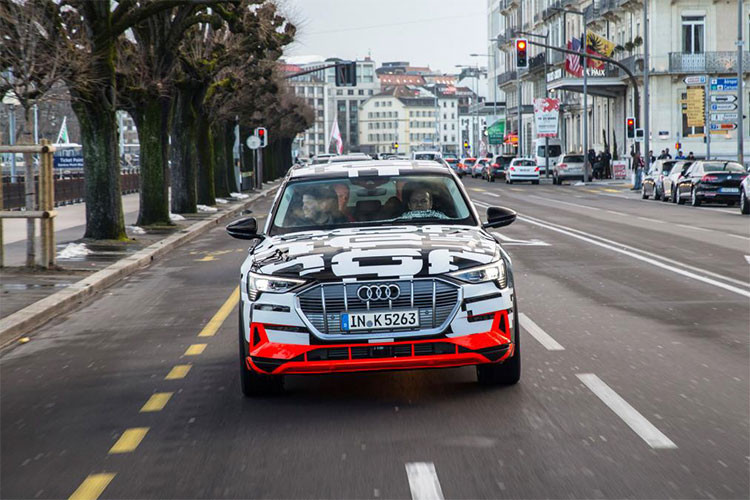 Các trạm cung cấp dịch vụ sạc pin có công suất 150kW DC cũng sẽ được xây dựng bởi Audi. Người dùng có thể thanh toán và quản lý tài khoản xe thông qua 1 tấm thẻ "e-tron card", hoặc thậm chí là phần mềm gọi là "Cắm và Sạc" (Plug &amp; Charge) tự động quản lý tài khoản của người lái.