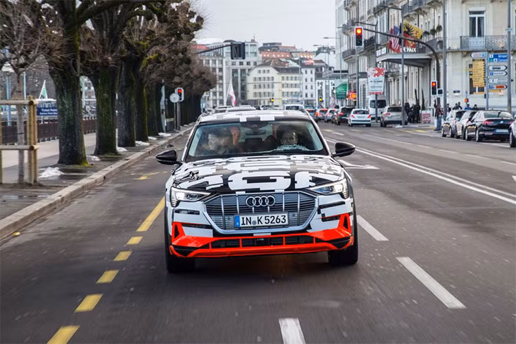 Các trạm cung cấp dịch vụ sạc pin có công suất 150kW DC cũng sẽ được xây dựng bởi Audi. Người dùng có thể thanh toán và quản lý tài khoản xe thông qua 1 tấm thẻ "e-tron card", hoặc thậm chí là phần mềm gọi là "Cắm và Sạc" (Plug &amp; Charge) tự động quản lý tài khoản của người lái.