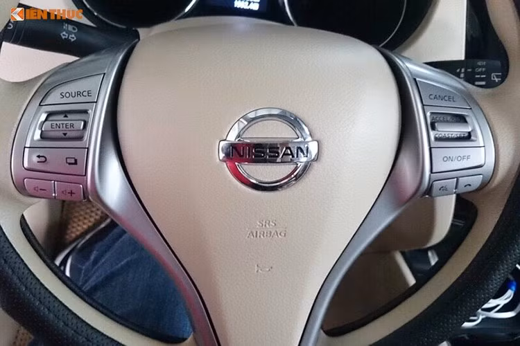 Xe sở hữu vô lăng 3 chấu có thiết kế tương tự nhiều dòng xe Nissan hiện nay, và cũng sở hữu các cụm nút điều khiển hệ thống âm thanh tiện dụng ở vị trí 3 và 9 giờ. Trên bảng táp-lô là một màn hình nhỏ 5 inch, kết hợp với camera lùi để hỗ trợ việc đưa xe vào bãi đỗ, cũng như hiển thị các thông tin khác...