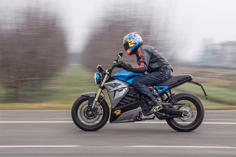 Thêm vào đó, Energica còn đưa ra gói bảo hành 3 năm cho mẫu môtô điện này và bảo hành pin khi xe chạy được quãng đường 50.000 km. Hãng chưa đưa ra mức giá cho mẫu xe này nhưng nó có thể bán ngang ngửa với chiếc Eva hiện nay là 23.400 USD (khoảng hơn 500 triệu đồng). 