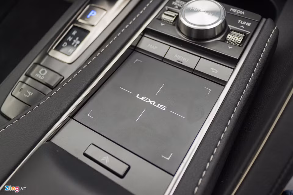 LC 500 2018 sử dụng trackpad cảm ứng để điều khiển các chức năng thông tin-giải trí trên màn hình chính.