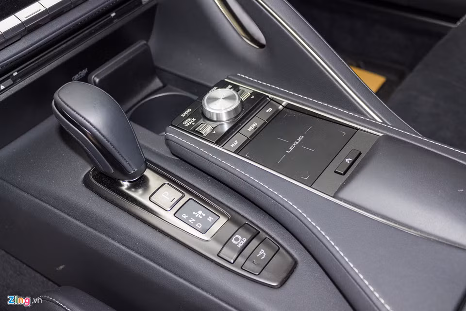 Cần số điện tử, cùng với đó là phanh tay điện tử tạo cảm giác đầy công nghệ cho chiếc xe này. Các hệ thống an toàn của xe gồm cảnh báo người qua đường, cảnh báo tiền va chạm, hệ thống kiểm soát hành trình chủ động, kiểm soát làn đường...