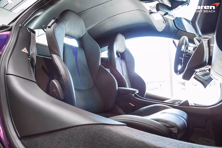 Ghế ngồi thể thao bọc da cao cấp đi kèm với đó là đường viền cùng tông màu ngoại thất điểm xuyết giữa hoặc hai bên. Ngoài ra, khách hàng có thể lựa chọn nhiều tông màu và chất liệu hoàn thiện nội thất khác nhau.