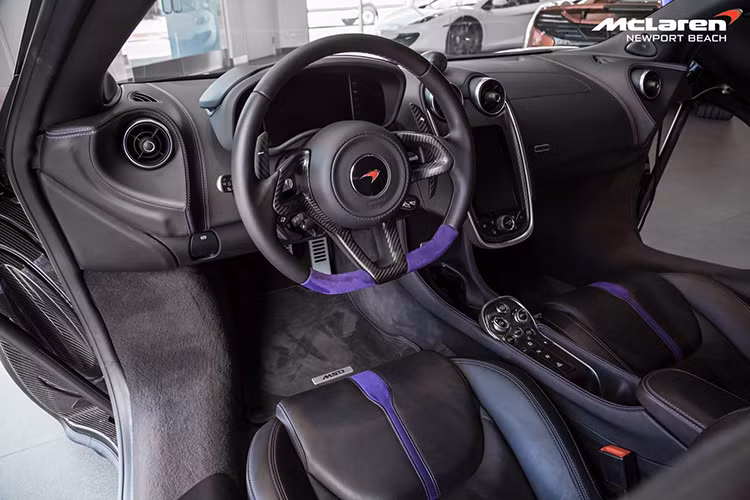 Nội thất của 570S được Mclaren thiết kế vừa sang trọng, vừa thể thao tuỳ theo từng lựa chọn mầu ngoại, nội thất của khách hàng.