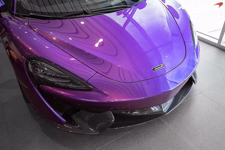 Để giảm trọng lượng của mẫu siêu xe 570S này, hãng McLaren đã phải nhờ tới khá nhiều đến vật liệu bằng sợi carbon. Nó sở hữu thiết kế khá giống với chiếc 650S. 
