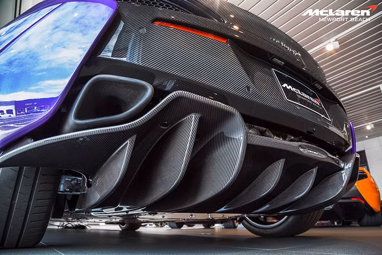 Trong khi đó, đuôi xe với đèn LED lại mang phong cách của siêu xe "triệu đô" McLaren P1. Gầm xe được thiết kế với các rãnh hút gió sử dụng bằng vật liệu carbon.