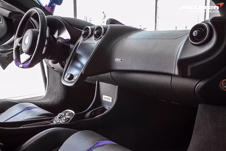 Trên bảng táp lô, những nút bấm điều khiển được trang bị tối giản. Các tính năng giải trí, đa phương tiện được tích hợp vào màn hình cảm ứng. Hệ thống âm thanh hi-end được cung cấp bởi hãng Bowers &amp; Wilkins.