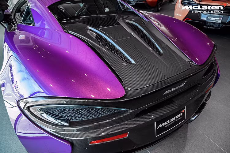 Động cơ kết hợp cùng hộp số ly hợp kép 7 cấp SST, giúp chiếc xe có thể đạt 0-100 km/h trong 3,2 giây và tốc độ tối đa đạt vận tốc 328 km/h.