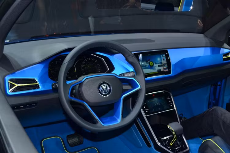 Ngoài việc thừa hưởng ngôn ngữ thiết kế mới có nhiều nét tương đồng với các “đàn anh” đang có mặt trên thị trường hiện nay, T-Roc cũng sử dụng cơ sở gầm bệ MQB do tập đoàn Volkswagen phát triển với chiều dài thân xe khoảng 4,3 m. Volkswagen T-Roc sở hữu vóc dang nhỏ gọn, với phần đuôi xe vuốt dốc tương tự kiểu thiết kế của Audi Q2.