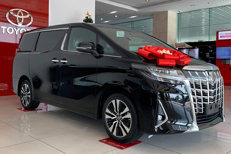 Sau gần 3 năm gia nhập thị trường ôtô Việt Nam, Toyota Alphard vẫn chưa thể thoát khỏi Top xe bán ế nhất. Nếu không tính mẫu Granvia bán ra từ tháng 6/2020, Toyota Alphard là mẫu xe bán ít nhất thị trường Việt Nam sau 6 tháng đầu năm 2020. Tổng doanh số mẫu MPV này chỉ đạt 31 xe, giảm 14 xe so với cùng kỳ năm ngoái. Giá bán lên tới hơn 4 tỷ đồng chính là lý do khiến mẫu xe này "ế bền vững".