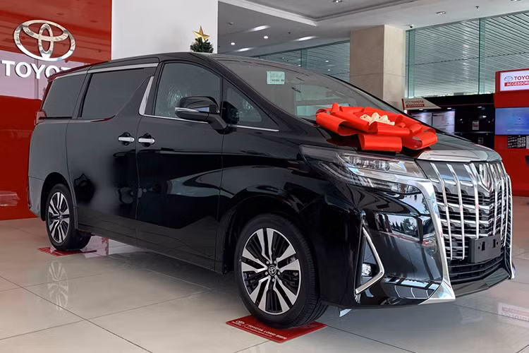 Sau gần 3 năm gia nhập thị trường ôtô Việt Nam, Toyota Alphard vẫn chưa thể thoát khỏi Top xe bán ế nhất. Nếu không tính mẫu Granvia bán ra từ tháng 6/2020, Toyota Alphard là mẫu xe bán ít nhất thị trường Việt Nam sau 6 tháng đầu năm 2020. Tổng doanh số mẫu MPV này chỉ đạt 31 xe, giảm 14 xe so với cùng kỳ năm ngoái. Giá bán lên tới hơn 4 tỷ đồng chính là lý do khiến mẫu xe này "ế bền vững".