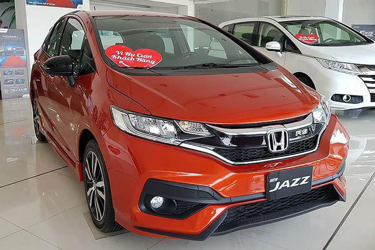Gia nhập thị trường ôtô Việt Nam từ năm 2018, Honda Jazz là mẫu hatchback hạng B sở hữu kiểu dáng nhỏ gọn, thể thao đầy cá tính. Tuy nhiên, giá bán cao cùng với việc chậm đổi mới khiến Jazz không đủ sức hấp dẫn khách hàng. Sau 6 tháng đầu năm 2020, mẫu xe này đạt doanh số bán 83 xe, giảm 748 xe so với năm ngoái. Hiện tại, Honda đã tạm ngừng phân phối Jazz tại Việt Nam.