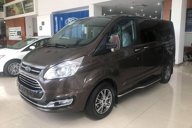 Kiểu dáng thiết kế có phần cá tính, phá cách… Giá xe Ford Tourneo tại Việt Nam niêm yết từ 999 triệu đồng đến 1,069 tỉ đồng. Tuy nhiên, doanh số bán mẫu MPV này dường như chưa đáp ứng kỳ vọng của hãng xe Mỹ tại Việt Nam. Cộng dồn 6 tháng Tourneo chỉ đạt doanh số 122 xe. Trung bình mỗi tháng Ford chỉ bán được 20 xe Tourneo.