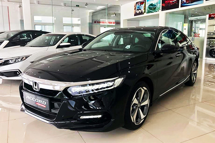 Ra mắt thị trường từ tháng 10 năm ngoái, Honda Accord mới thực sự là cuộc cách mạng về kiểu dáng, công nghệ của dòng sedan hạng D này. Tuy nhiên, mặt bằng giá cao hơn các đối thủ cùng phân khúc khiến Honda Accord liên tục góp mặt trong danh sách 10 ôtô bán ít nhất. 6 tháng đầu năm 2020, doanh số Honda Accord chỉ đạt 114 xe.