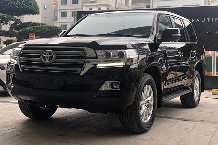 Toyota Land Cruiser chỉ bán được 121 xe Land Cruiser tại Việt Nam trong 6 tháng vừa qua. Dù được đánh giá cao về sự rộng rãi, thoải mái cùng độ bền bỉ nhưng mức giá lên đến 4,03 tỉ đồng chính là rào cản khiến Toyota Land Cruiser không được số đông khách hàng lựa chọn.