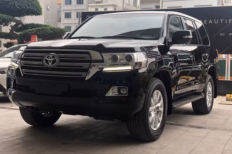 Toyota Land Cruiser chỉ bán được 121 xe Land Cruiser tại Việt Nam trong 6 tháng vừa qua. Dù được đánh giá cao về sự rộng rãi, thoải mái cùng độ bền bỉ nhưng mức giá lên đến 4,03 tỉ đồng chính là rào cản khiến Toyota Land Cruiser không được số đông khách hàng lựa chọn.