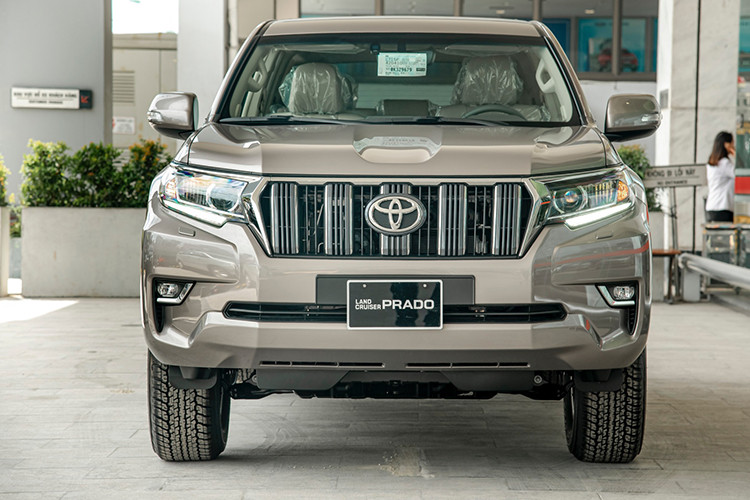 Doanh số bán hơn 70 xe trong tháng 6/2020 không đủ giúp Toyota Land Prado tranh khỏi top xe ế nhất Việt Nam nửa đầu năm 2020. Sau 6 tháng, mẫu SUV này chỉ đạt doanh số 186 xe. Đây là mẫu xe Toyota thứ 4 góp mặt trong danh sách này. Được đánh giá cao về sự rộng rãi, thoải mái cùng độ bền bỉ. Tuy nhiên, tương tự “người anh em” Land Cruiser, mức giá cao chính là rào cản khiến Toyota Land Prado ế ẩm tại Việt Nam.