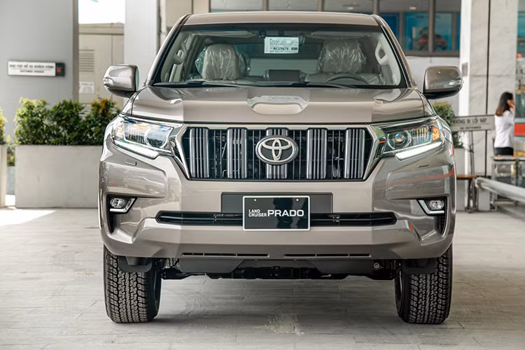 Doanh số bán hơn 70 xe trong tháng 6/2020 không đủ giúp Toyota Land Prado tranh khỏi top xe ế nhất Việt Nam nửa đầu năm 2020. Sau 6 tháng, mẫu SUV này chỉ đạt doanh số 186 xe. Đây là mẫu xe Toyota thứ 4 góp mặt trong danh sách này. Được đánh giá cao về sự rộng rãi, thoải mái cùng độ bền bỉ. Tuy nhiên, tương tự “người anh em” Land Cruiser, mức giá cao chính là rào cản khiến Toyota Land Prado ế ẩm tại Việt Nam.