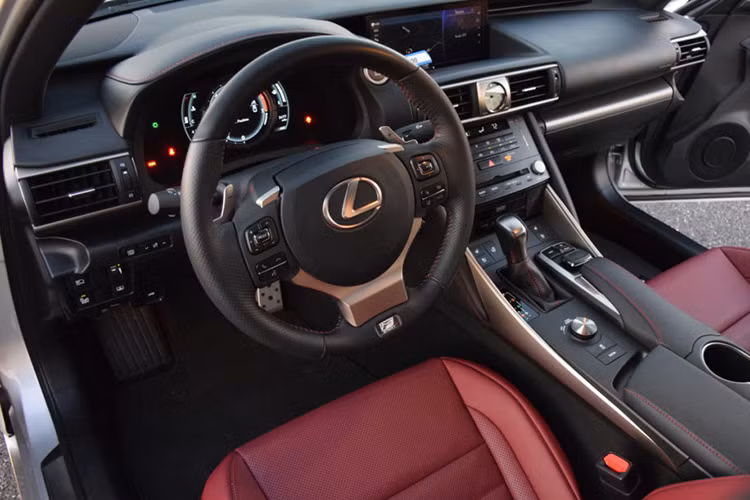 Bên trong nội thất của xe, màn hình giải trí kích thước lớn 10,3 inch kết hợp với Giao diện điều khiển cảm ứng (Remote Touch Interface) cải tiến của Lexus; hệ thống âm thanh 10 loa cao cấp, bổ sung thêm nút điều khiển nhiệt độ trên bảng điều khiển hàng ghế sau và sạc không dây chuẩn Qi có kích thước lớn tương thích với nhiều thiết bị…