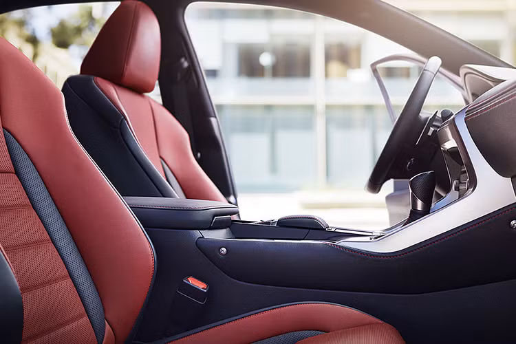 Thêm vào đó, Lexus cho biết các bộ giảm xóc mới được hoàn thiện hơn giúp xe vận hành êm ái. Ngoài ra, hệ thống hệ thống treo biến thiên thích ứng AVS (Adaptive Variable Suspension) thừa hưởng từ dòng Lexus LC 500 đã xuất hiện trên chiếc NX. Phiên bản cao nhất NX 300h còn sở hữu hệ thống an toàn Safety System+ mới.