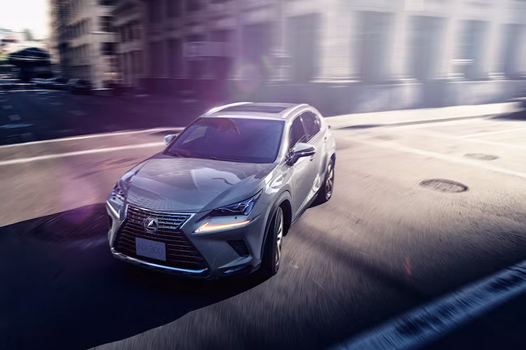 Các trang bị an toàn trên xe cũng được bổ sung như Hệ thống dẫn đường tích hợp bản đồ Việt Nam, Hệ thống cảnh báo điểm mù BSM, Hệ thống cảnh báo va chạm khi lùi RCTA, và Hệ thống cảnh báo áp suất lốp TPWS. 