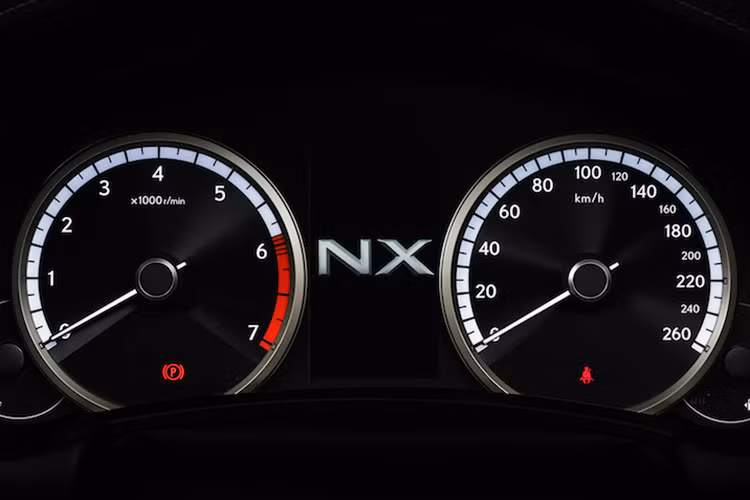 Nhiều chi tiết khác trong xe cũng được điều chỉnh nhằm giúp các thao tác dễ dàng hơn. Một trong những thay đổi quan trọng nhất ở NX mới chính là sự cải tiến ở hệ thống lái và hệ thống treo. Hãng tinh chỉnh lại các lò xo, bộ đệm giúp xe vào cua ổn định và năng động hơn khi vận hành.